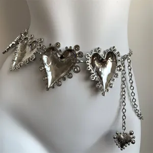 Silberne Metall Herz Taillenkette Detail, stilvolles Y2K Körper Schmuck Accessoire.