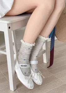 Calzini da donna carini con fiori e delicate ruches, morbido cotone traspirante per uso quotidiano.
