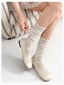 Weiche bequeme Damen Rueschensocken mit flachen Schuhen Detailansicht Alltag Herbst Stil