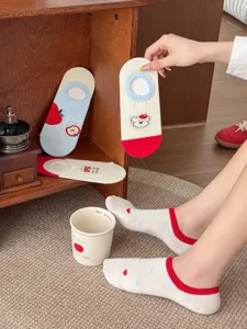 Damen süße Cartoon roter Apfel gekämmte Baumwolle Bootssocken, dünne rutschfeste flache Socken.