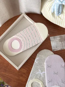 Detailaufnahme von japanischen Damen-Kurzsocken aus Baumwolle mit niedlichem Schleifchen.