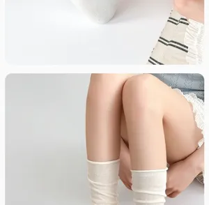 Detailansicht bequemer weißer Damen-Mittelsocken aus weichem Stoff für angenehmen Tragekomfort.