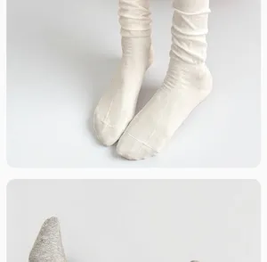 Nahaufnahme von Damen Strick-Slouch-Socken im lässigen Creme-Stil für den Alltag.