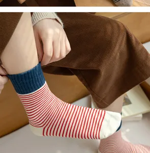 Gemütliche dicke gestreifte Baumwollsocken in Blockfarben für herbstliche und winterliche Tage.