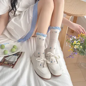 Calzini bianchi da donna con fiori, simpatici calzini in cotone con bordo volant blu.