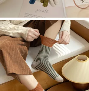 Nahaufnahme Detail gemütlicher Herbst Winter gestreifter Frottee Socken mit farbigem Bündchen.