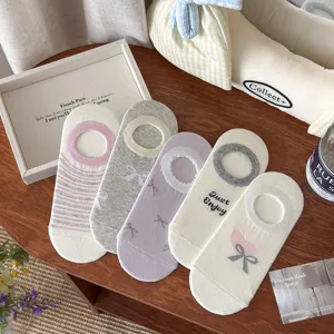 Damen Süße Schleife Streife Streife Herz Brief Druck Atmungsaktive Low Cut Bootssocken Rutschfeste Unsichtbare Baumwollsocken