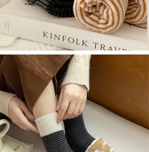 Nahaufnahme von kuscheligen dicken Frottee-Ringelsocken im Colour-Blocking-Stil im Herbst.