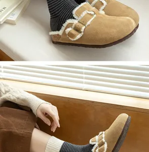 Detailansicht gemütlicher Herbst-Winter-Ringelsocken kombiniert mit Wildleder-Flausch-Clogs.