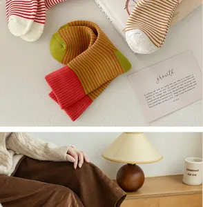 Verdichtete Herbst- und Winter-Ringelsocken mit Farbblock-Design und kuscheligem Frotteematerial.