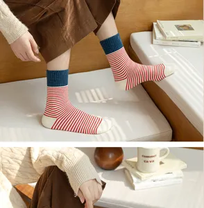 Gemütliche dicke gestreifte Baumwollsocken im College-Stil mit trendigen Blockfarben.