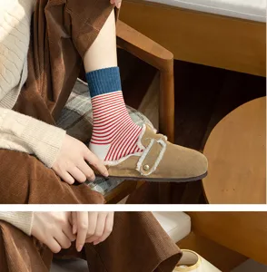 Detailansicht dicker, gestreifter Baumwollsocken mit Plüschfutter und gemütlichen Clogs.