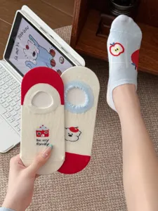 Detailansicht süßer Cartoon-Bootsocken mit Apfel- und Hundebickerei, weiche Baumwolle.