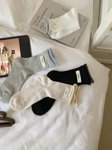 Sommer dünne Damen Baumwollsocken mit Kontrastfarbe Bündchen und vertikalem Streifendesign.