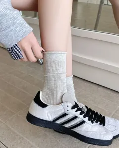 Damen ultra-dünne Rippen-Crew-Socken, atmungsaktive Freizeit einfarbige Rollrand-Baumwollsocken.