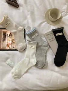 Sommer dünne Damen Baumwollsocken im Ins-Stil mit Kontrastfarbe gerippten Socken.