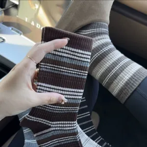 Damen Vintage gestreifte lange Socken, Herbst und Winter Retro Mode Freizeitsocken strick.