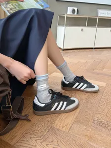 Sommer dünne Damen Mittelsocken aus Baumwolle mit vertikalen Streifen und Label Detail.