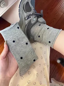 Graue Mesh Pünktchen Crew Socken für Damen, atmungsaktive Sommer hohle dünne Socken Detailansicht.