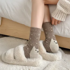 Gemütliche dicke Damen-Mittelsocken mit Katzen-Design an der Ferse für den Winter.