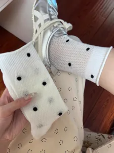Sommer atmungsaktive Mesh Polka Dot Socken, weiße hohle süße gestapelte Socken für Damen.