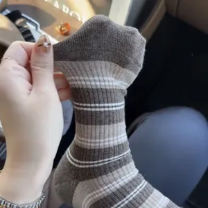 Detailaufnahme von Retro-Ringelsocken aus Baumwolle mit dehnbarem, elastischem Rippbund.