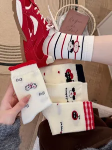 Süße Cartoon-Katze und Streifen Mittelsocken Detail, süße Baumwollsocken für Studenten.