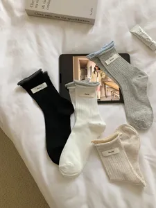 Dünne Damen Socken mit Streifen und Kontrastfarbe im Sommer, modische und bequeme Baumwolle.