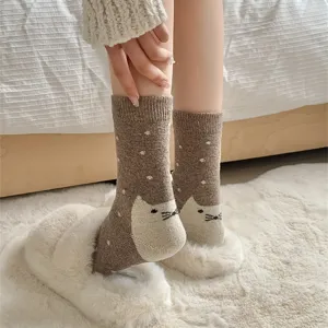 Gemütliche dicke Strick-Mittelsocken mit süßem Katzen-Fersendesign, warm und weich.