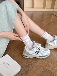 Sommer dünne Damen Baumwollsocken mit vertikalen Streifen mittelhoch atmungsaktiv weich im Alltag