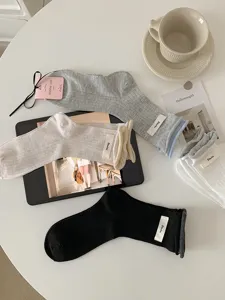 Damen dünne Sommer Baumwolle Mittelsocken gestreift mit kontrastierenden Bündchen.