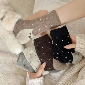 Gemütliche dicke warme Damen Socken mit Katzen Design und weicher Plüsch Textur im Winter.