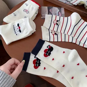 Süße Baumwollsocken mit Cartoon Katzen Hund Motiven, Streifen und hübschen Herzen.