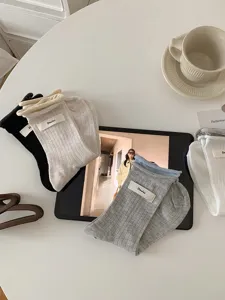 Damen Sommer dünne vertikale gestreifte mittlere Socken mit kleinem Etikett Baumwolle