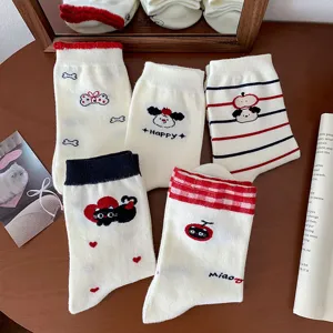 Süße, bestickte weiße Socken für Damen mit Katzen- und Hundemotiven sowie Herzmustern.