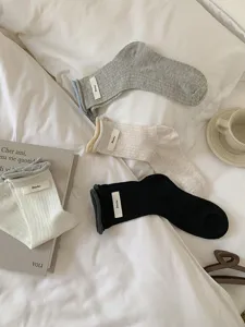 Detailaufnahme von sommerlichen dünnen Damen Socken mit Streifen und süßen Etiketten.