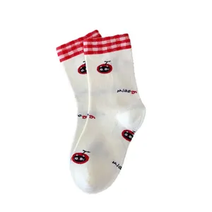 Süße weiße Wadensocken mit rotem Karobündchen und verspieltem Katzen-Print für Damen.