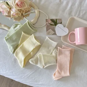 Dünne einfarbige Damen Socken im Sommer, süßes Rüschen Design, vier Pastellfarben Set.