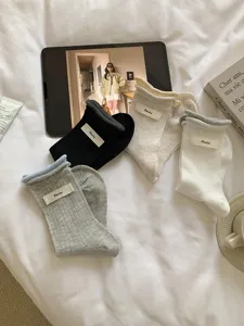 Sommerliche dünne Damen Baumwollsocken mit Streifen, farbigen Bündchen und individuellem Etikett.