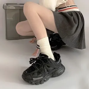 Weisse Damen Socken kombiniert mit sehr stylischen schwarzen Chunky Sneakers an.