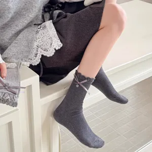 Damen graue Socken mit süßer Schleife und Knopfdetail, weiche gekämmte Baumwollstrümpfe