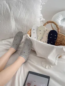 Cute women's floral low-cut boat socks, breathable cotton summer invisible socks for daily wear.