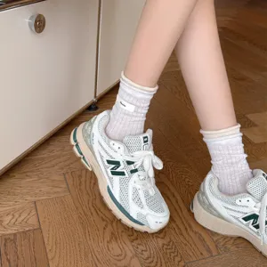 Damen Sommer dünne Baumwoll Socken mit vertikalen Streifen und Etikett, schickes Design.