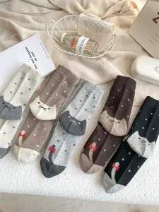 Warme süße Katzen Socken im Detail, weiche Baumwollsocken mit Punkten und Schleife.