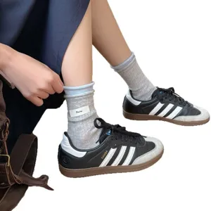 Sommerliche dünne Damen Socken mit Streifen, Etikett und farblich abgesetztem Bündchen im Trend.
