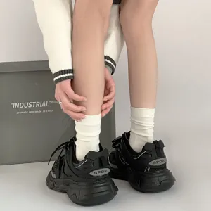 Damen weiße Stacksocken und schwarze chunky Sneakers lässiger Streetwear Stil Hauptbild