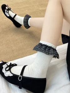 Vue rapprochée de chaussettes mi-mollet pour femmes style ballet avec volants à carreaux.