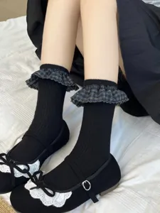Chaussettes mi-hautes style ballet doux avec volants à carreaux marine, idéales en automne.