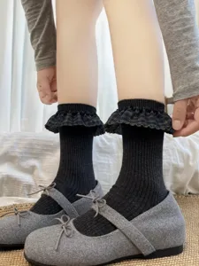 Vue détaillée des chaussettes mi-mollet à carreaux bleus avec volants style doux.