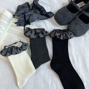 Japanischer Stil süße Lolita Schleife Spitze Wadenstrümpfe Set mit passendem Haarschmuck.